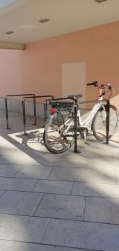 Stojala za kolesa pred upravno stavbo Občine Sežana, vir: Arhiv Občine Sežana